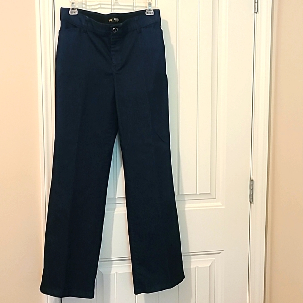 Lee size 6 jeans/trousers, dark denim blue.